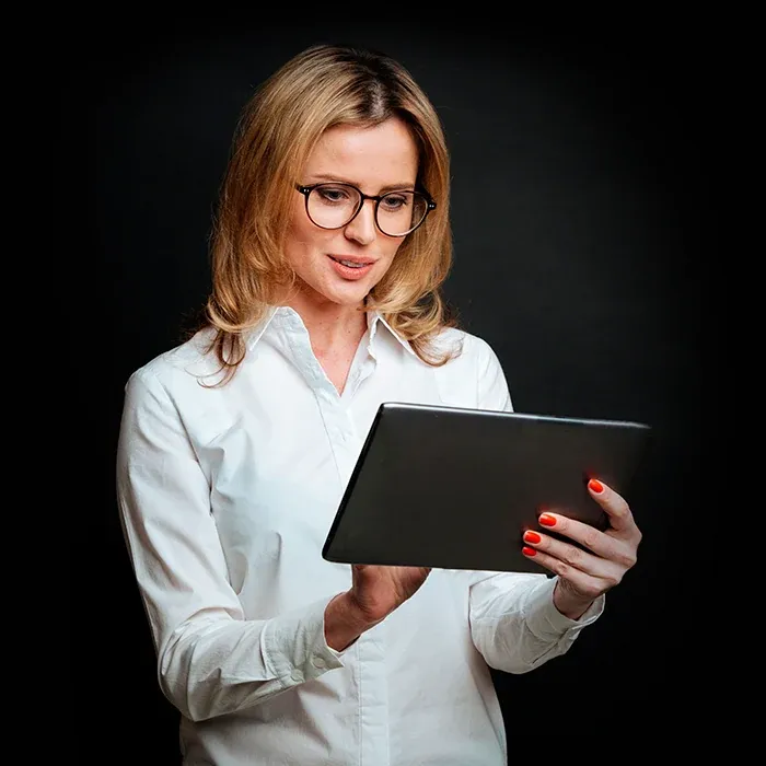 Profissional de saúde segurando um tablet com a plataforma CogniFit